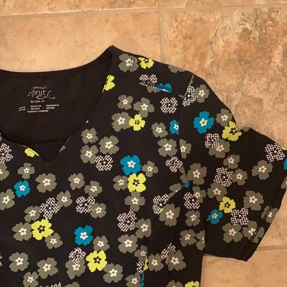 Pattern Scrub Top - Picture 3 of 3